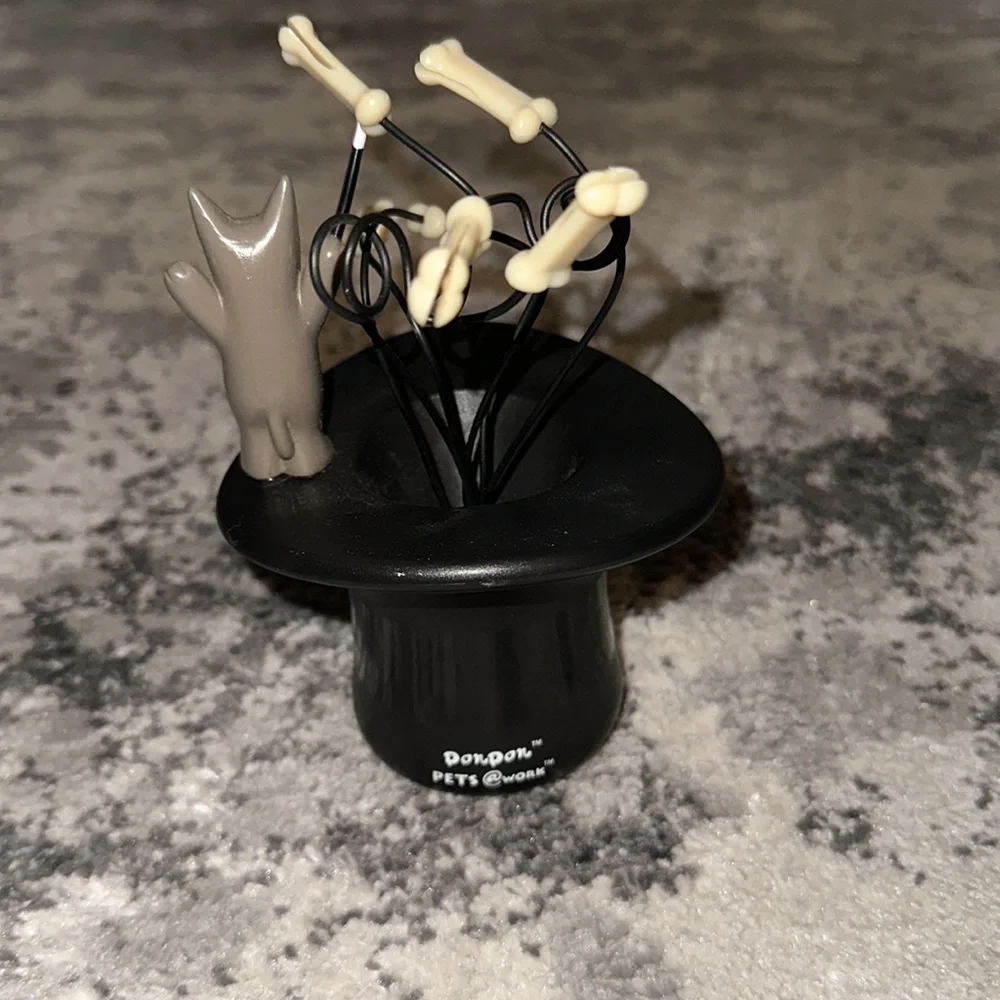 Don Don pets at work magician hat photo holder